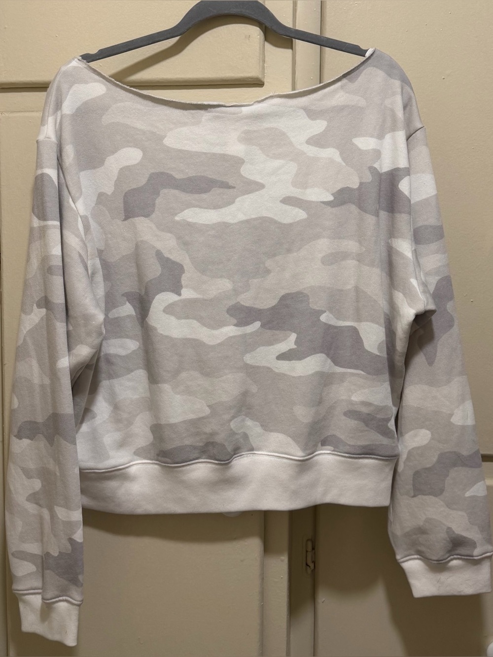 New PINK Victoria's Secret Women's Gray Camo Relaxed off shoulder Sweatshirt XL - Picture 2 of 5